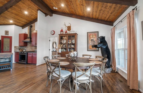 Charlotte Casa | Above Nashville Rustic Retreat Farm I 200 Acre Farm | Pool&Spa I Services