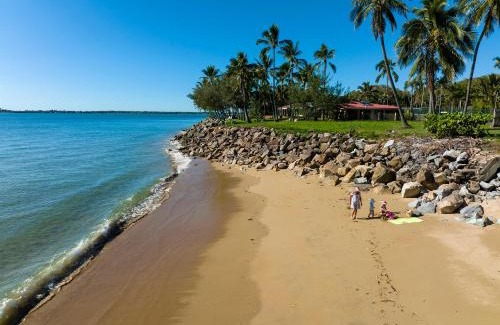 Blacks Beach Apartamento | ABSOLUTE BEACH FRONT MACKAY - Blue Pacific