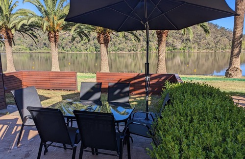 Wisemans Ferry Cabina | Absolute Waterfront Cabin - Pet Friendly