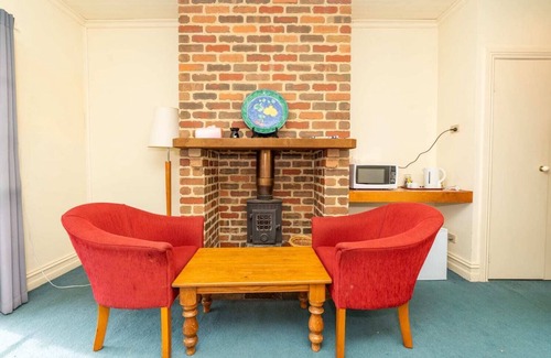 Acheron Cabina | Acheron Valley Country Retreat Lakefront Rooms (LR)