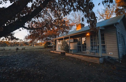 Acheron Cabina | Acheron Valley Country Retreat Lakefront Rooms (LR)