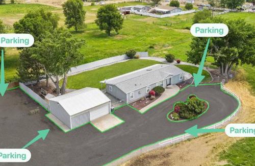 Finley Casa | Acres of Private & Spacious Country Escape!