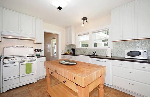 Sebastopol Casa | Across from The Barlow/Wine country