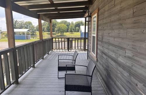 Lake Village Cabina | ADA-Accessible Cabin: Breathtaking Lake Views