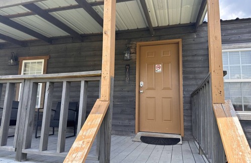 Lake Village Cabina | ADA-Accessible Cabin: Breathtaking Lake Views