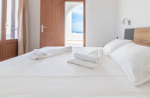 Akrotiri Hotel | Adamastos