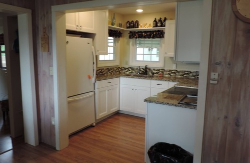 Penn Yan Casa | Adorable, cute as a button Keuka Lake view cottage, Close to everything!