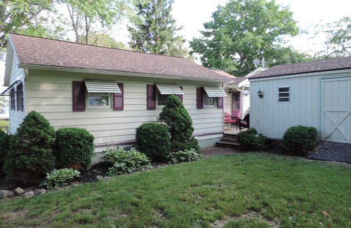 Penn Yan Casa | Adorable, cute as a button Keuka Lake view cottage, Close to everything!