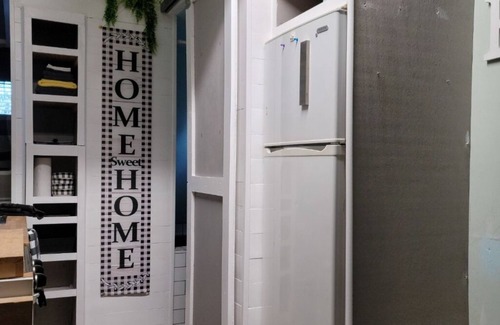 Stokes Casa | Adorable Tiny House that's pet friendly! HOT TUB. Walk to popular wedding venue.