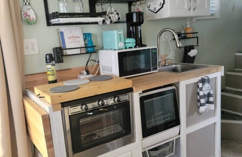 Stokes Casa | Adorable Tiny House that's pet friendly! HOT TUB. Walk to popular wedding venue.