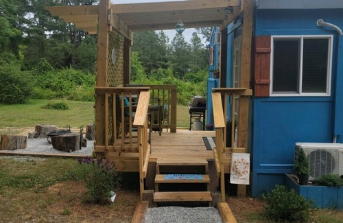 Stokes Casa | Adorable Tiny House that's pet friendly! HOT TUB. Walk to popular wedding venue.