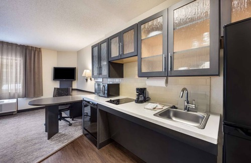 Libertyville Hotel | Affordable Suite w/ Full Kitchen – Perfect for Work or Family Stays