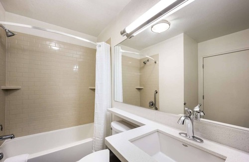 Libertyville Hotel | Affordable Suite w/ Full Kitchen – Perfect for Work or Family Stays