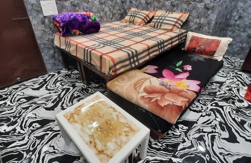 Lajpat Nagar Apartamento | Aggarwal hotels & guest houses lajpat nagar luxury stay in independent flats with attached kitchen washroom and balcony cal 92121 ,74700