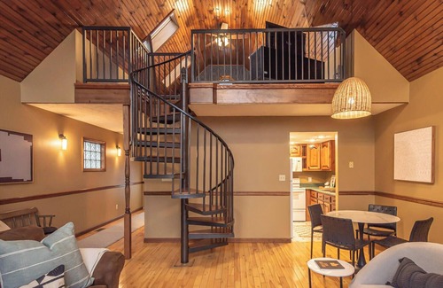 Pigeon Forge Complejo | Ain't Misbehavin' is located in Woodridge Village in beautiful Pigeon Forge, TN