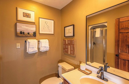 Pigeon Forge Complejo | Ain't Misbehavin' is located in Woodridge Village in beautiful Pigeon Forge, TN