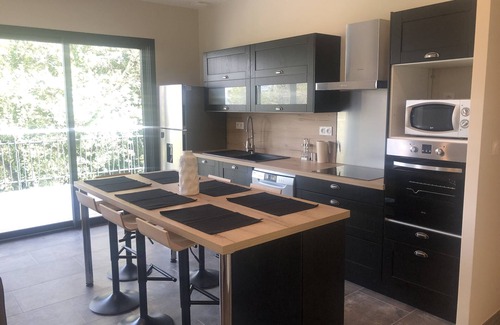 Saint-Marcel-d'Aredeche Casa | Cabaña de madera con aire acondicionado sobre pilotes con piscina climatizada, se aceptan mascotas