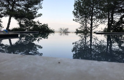 Saint-Marcel-d'Aredeche Casa | Cabaña de madera con aire acondicionado sobre pilotes con piscina climatizada, se aceptan mascotas