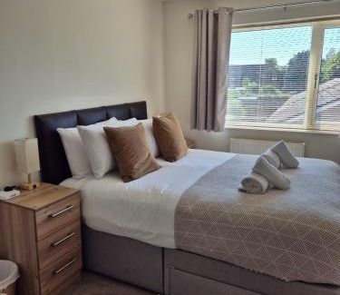 Milton Keynes Casa | Air Conditioned 3-Bed Home with Garden & Parking