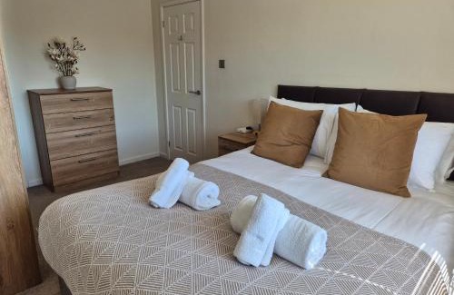 Milton Keynes Casa | Air Conditioned 3-Bed Home with Garden & Parking