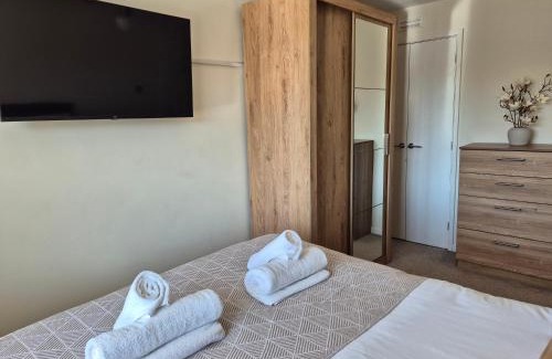 Milton Keynes Casa | Air Conditioned 3-Bed Home with Garden & Parking