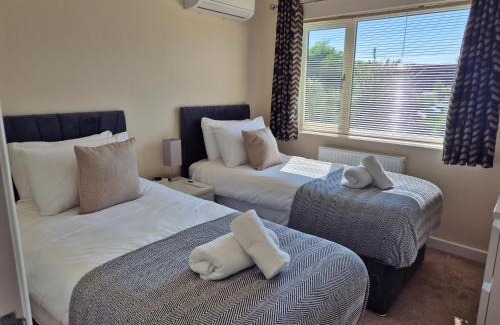 Milton Keynes Casa | Air Conditioned 3-Bed Home with Garden & Parking