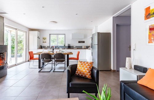 Saint-Restitut Villa | Villa Roche balnche, private pool and enclosed garden