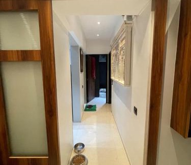 Malad West Apartamento | Airnest Stays- Bohemian