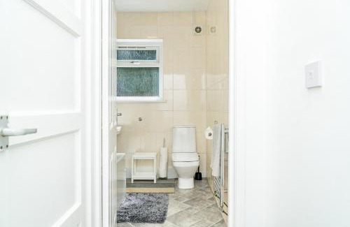 Newbridge Apartamento | Airport Home, Free Parking, Sleeps 6, Near City