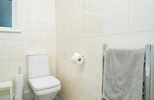 Newbridge Apartamento | Airport Home, Free Parking, Sleeps 6, Near City