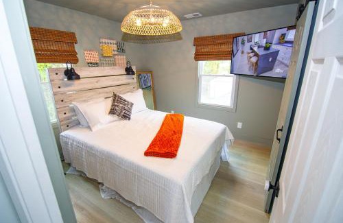 East Point Casa | Airport Lounge Retreat HGTV Design Near Atlanta Airport