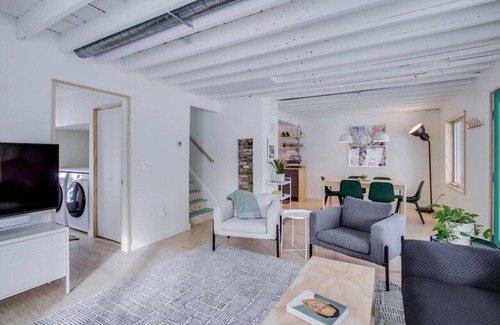 Maple City Casa | Airy Fake Rock Guesthouse in Leelanau County