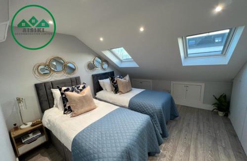 North Finchley Apartamento | Aisiki Apartments at Stanhope Road, North Finchley, Airconditioned Multiple 2 or 3-Bedroom, Pet-Friendly Duplex Flats, King or Twin Beds with Free Wi-Fi