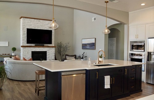 Paradise Hills Civic Casa | Albuquerque in luxury w/hot tub & mountain views