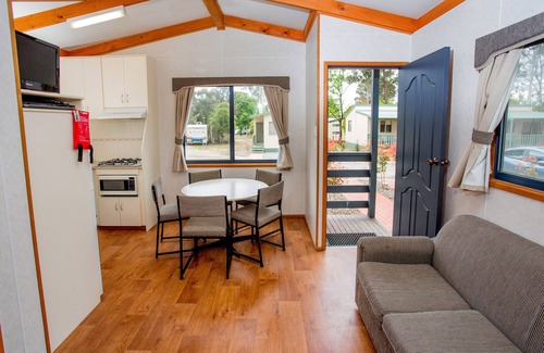 Lavington Cabina | Albury Gardens Tourist Park