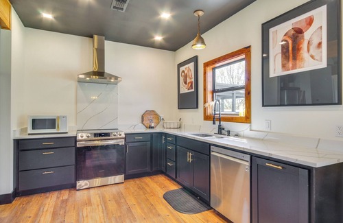 Perkinston Cabaña | 'All About the Buzz' Cottage w/ Patio & Yard!