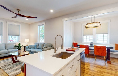 Wilmington Historic District Casa | All new 2BR 1BA w/ King bed-Fast Wi-Fi 75" OLED TV - 15 minute walk to Riverwalk