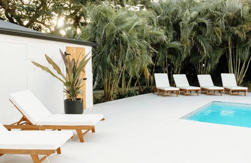 Estate Salt River Apartamento | All new King suite on the North Shore with access to marketplace and pool