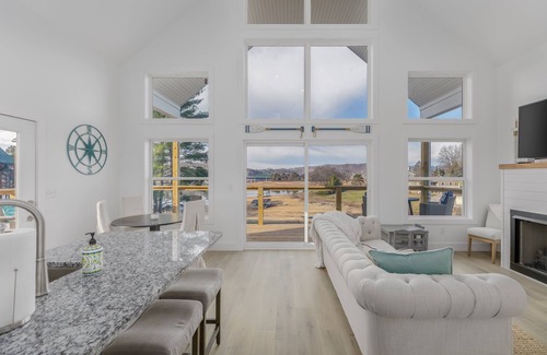 Bean Station Cabina | All New! Waterfront! The Annason at Cherokee Lake! Firepit, & Private Dock!