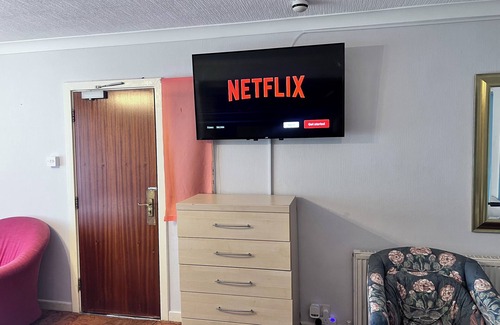 Hookwood Casa | All Seasons Gatwick Guest House