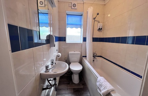 Hookwood Casa | All Seasons Gatwick Guest House