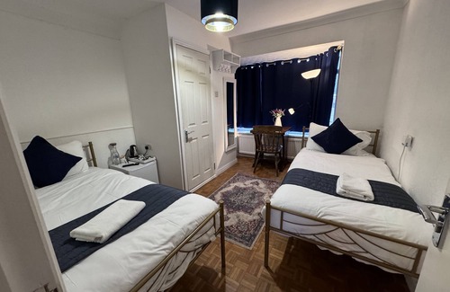 Hookwood Casa | All Seasons Gatwick Guest House