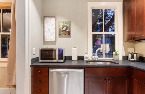 Westside Apartamento | Allora: Expansive Serenity, Stroll to Savory