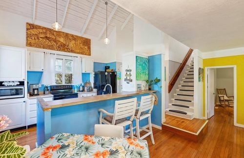 Maunaloa Casa | Aloha Getaway: Luxe Beachfront 3bdm/2bth house - best Molokai white sand beaches