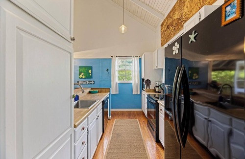 Maunaloa Casa | Aloha Getaway: Luxe Beachfront 3bdm/2bth house - best Molokai white sand beaches