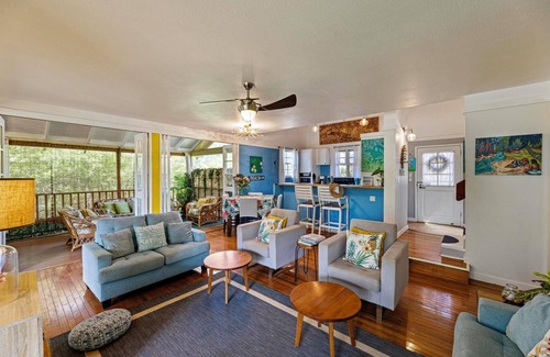 Maunaloa Casa | Aloha Getaway: Luxe Beachfront 3bdm/2bth house - best Molokai white sand beaches
