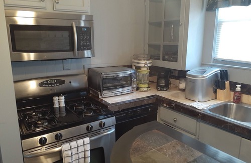 Jeffersonville - Clarksville Apartamento | AlpenRose #2 Jacuzzi City Bar