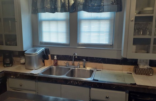 Jeffersonville - Clarksville Apartamento | AlpenRose #2 Jacuzzi City Bar