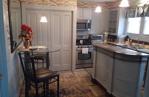 Jeffersonville - Clarksville Apartamento | AlpenRose #2 Jacuzzi City Bar