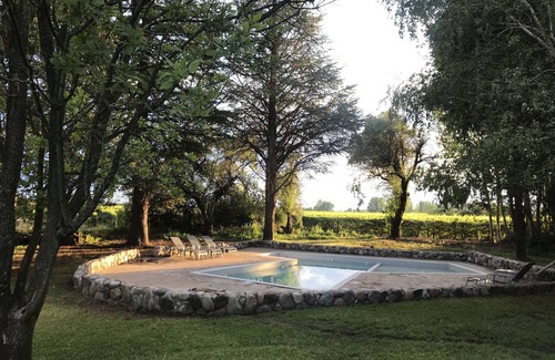 Departamento San Carlos Cabaña | Altamira Lodge una casa rural rodeada de viñedos.